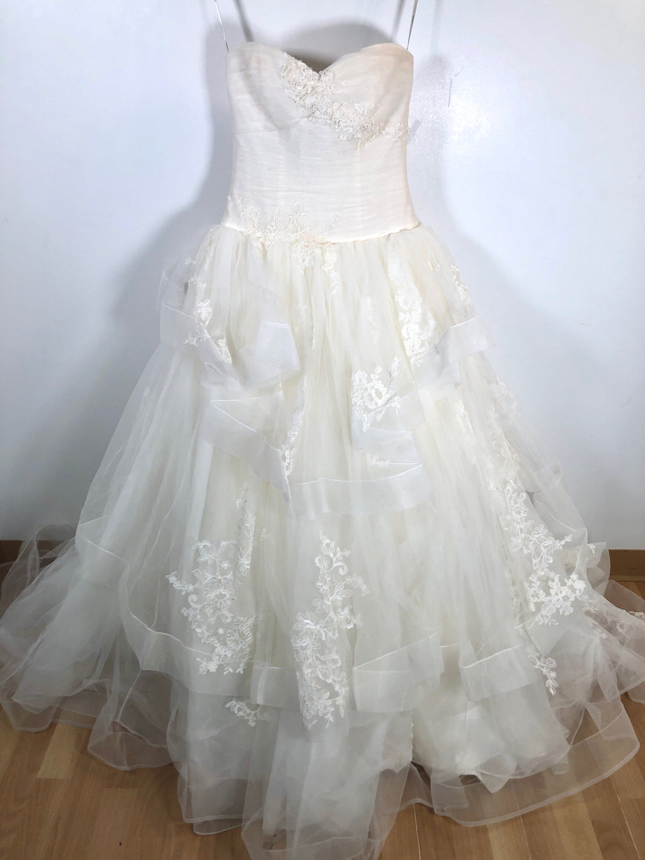 VERA WANG Size 2 WHITE GOWN EMBROIDERY TIERED