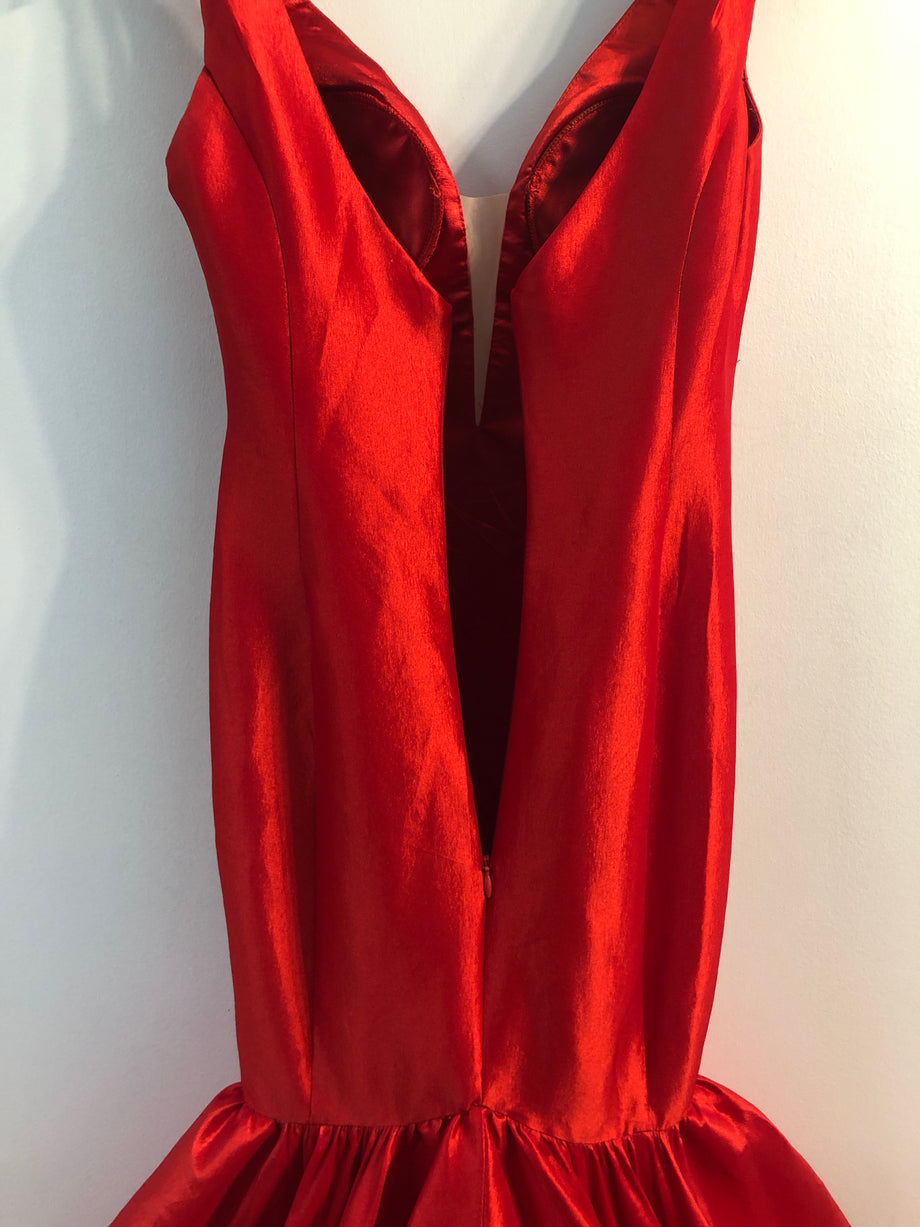 JOVANI Size 0 RED GOWN SLEEVELESS SILK TRAIN New to You, Inc JOVANI Size 0 RED GOWN SLEEVELESS SILK TRAIN New to You, Inc